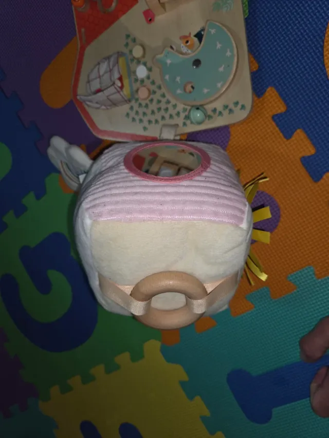 Tabla y peluche de actividades