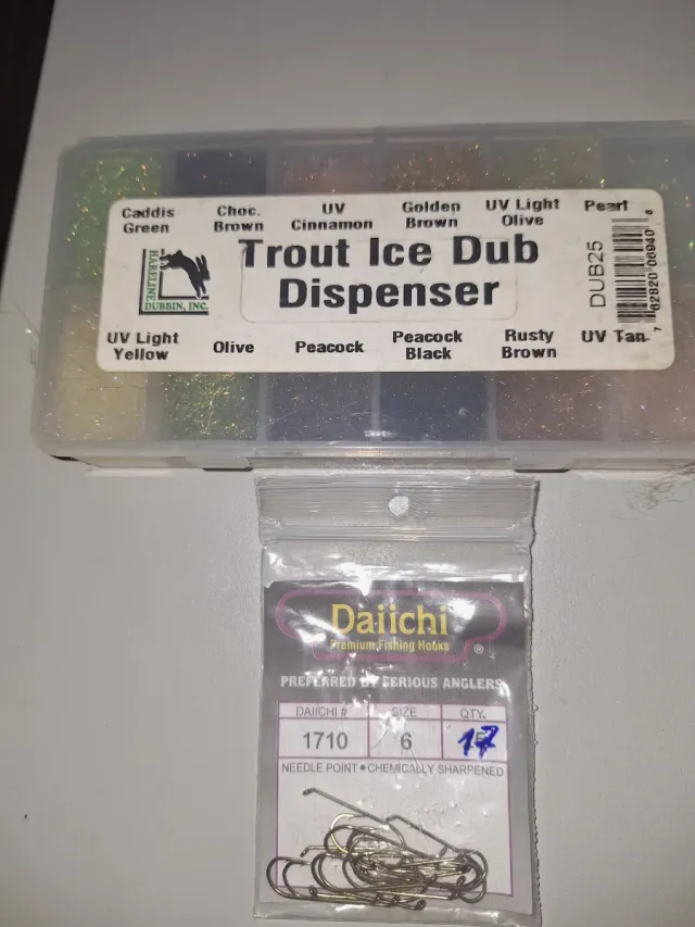 Dispensador Ice Dubbing + 17 Anzuelos Daiichi