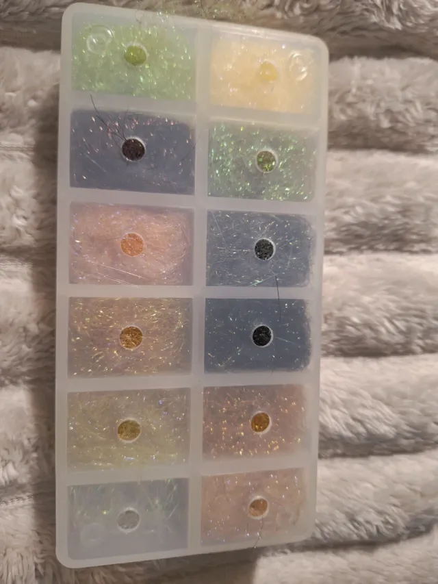 Dispensador Ice Dubbing + 17 Anzuelos Daiichi