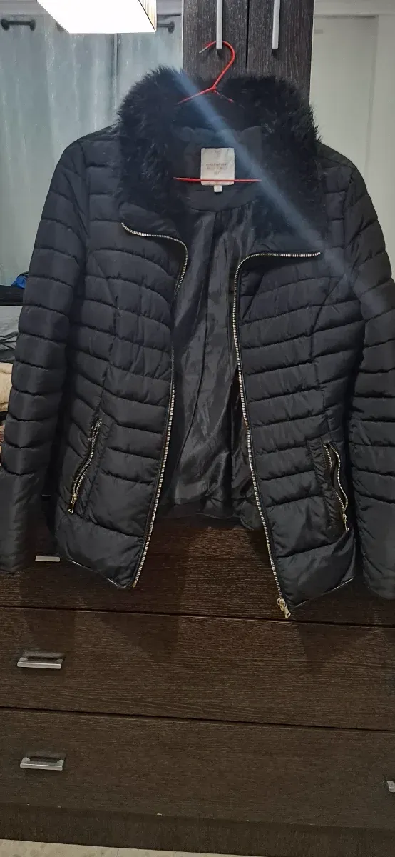 Chaqueta acolchada negra con cuello de pelo