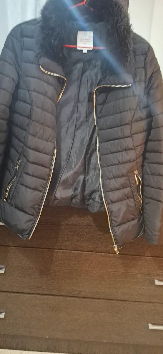 Chaqueta acolchada negra con cuello de pelo