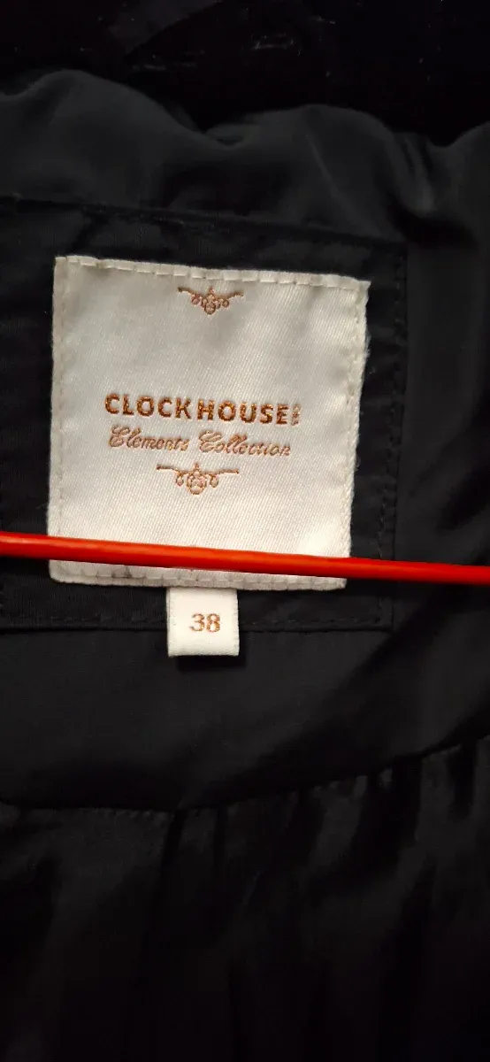 Chaqueta acolchada negra con cuello de pelo