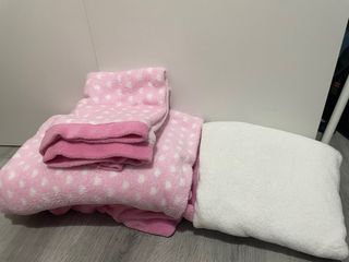 Ropa de cuna y saquito rosa lunares