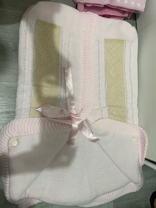 Ropa de cuna y saquito rosa lunares