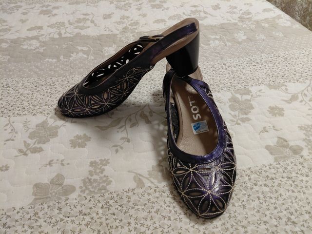 Sandalias de tacón moradas y negras