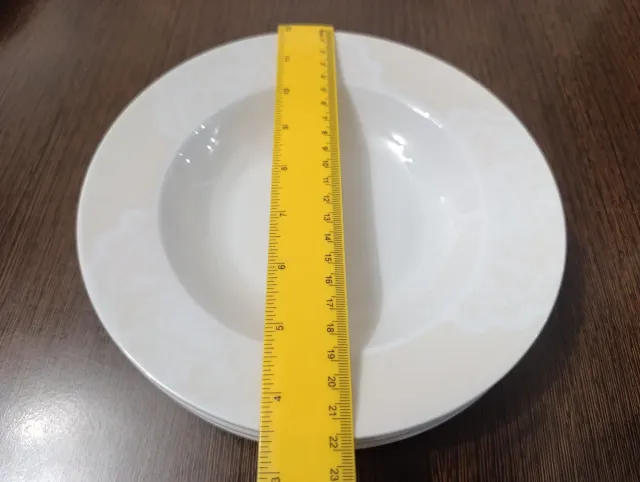 Juego de 4 platos hondos beige y blanco