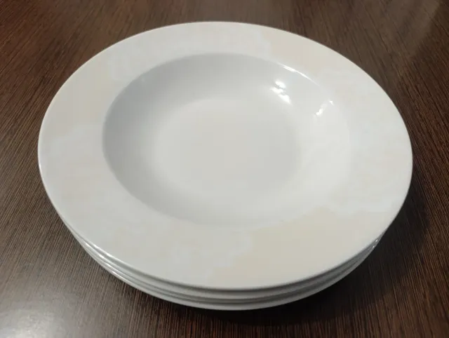 Juego de 4 platos hondos beige y blanco