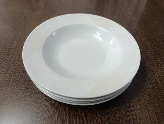 Juego de 4 platos hondos beige y blanco