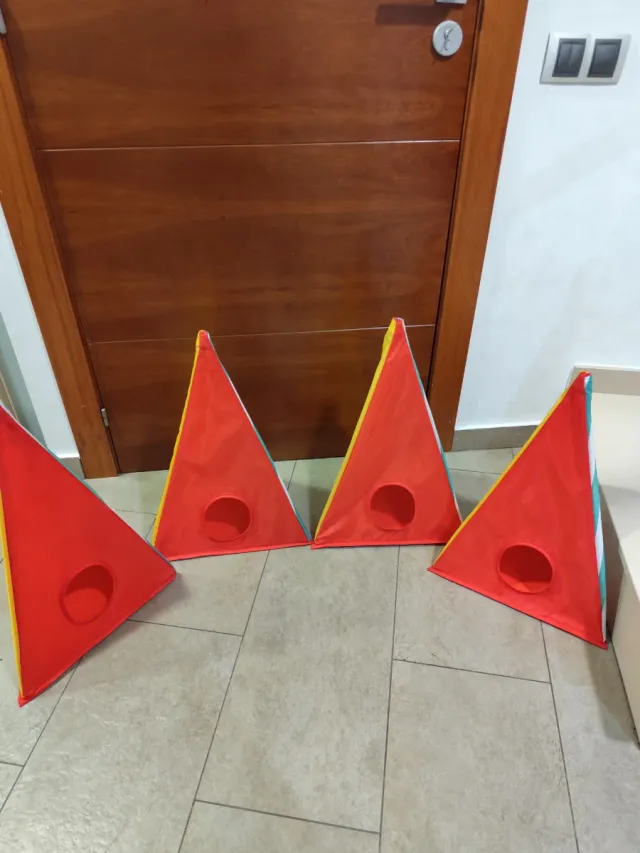 Casita infantil de tela para jugar y triangulos