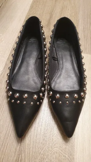 Bailarinas negras con tachas plateadas