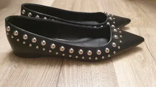 Bailarinas negras con tachas plateadas