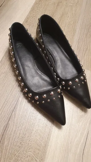 Bailarinas negras con tachas plateadas