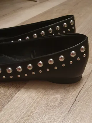 Bailarinas negras con tachas plateadas