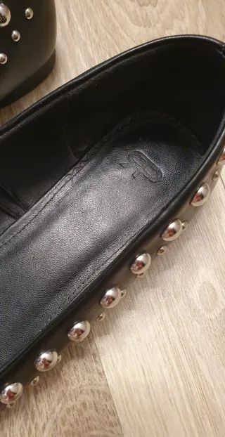 Bailarinas negras con tachas plateadas