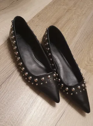 Bailarinas negras con tachas plateadas