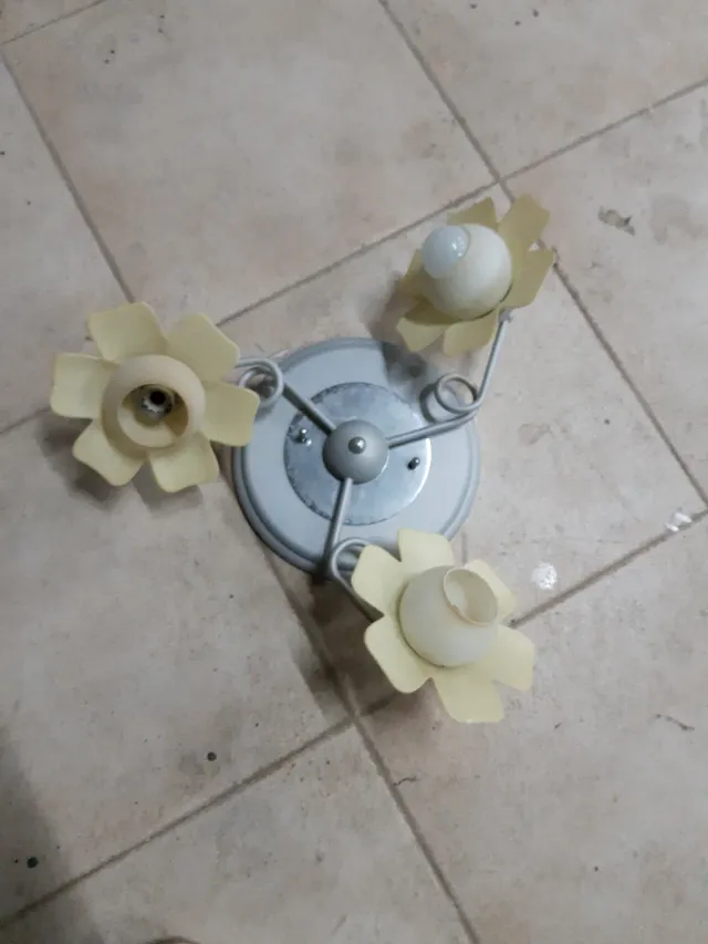 Lámpara de techo floral beige y plateada