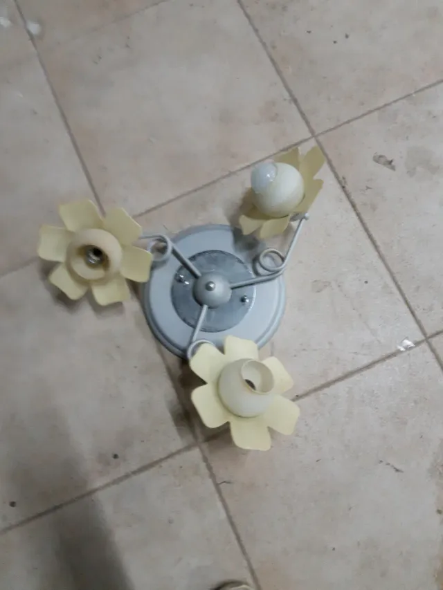 Lámpara de techo floral beige y plateada