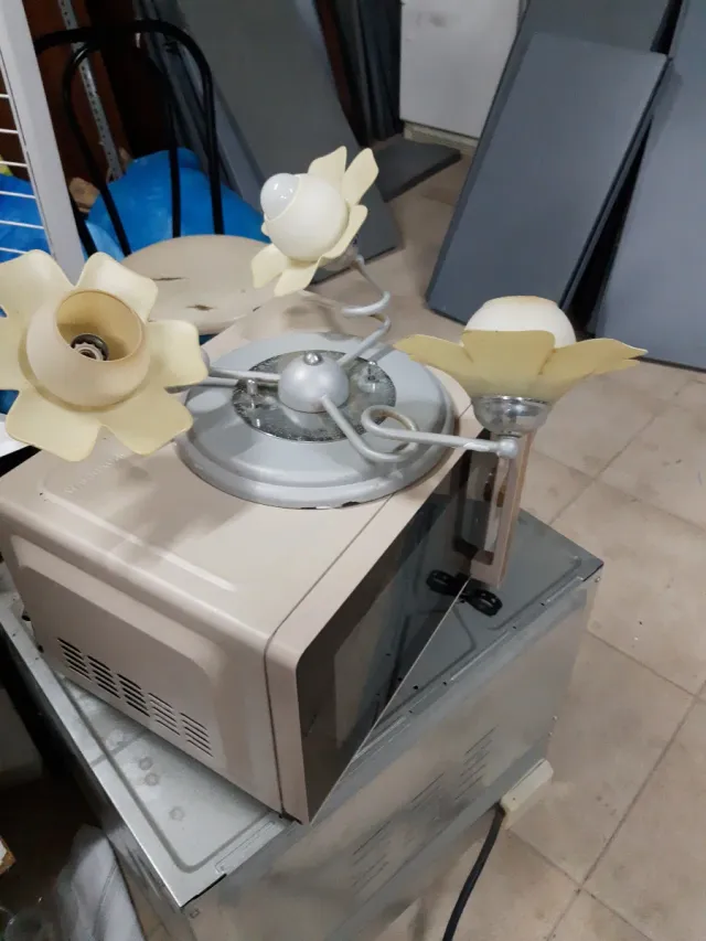 Lámpara de techo floral beige y plateada