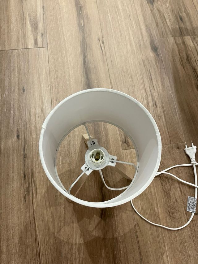 Lámpara de mesa Ikea tela y madera
