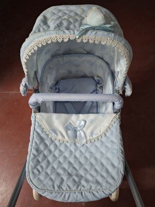Carrito de muñecas Carol De Cuevas. Azul con bolso