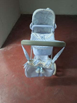 Carrito de muñecas Carol De Cuevas. Azul con bolso