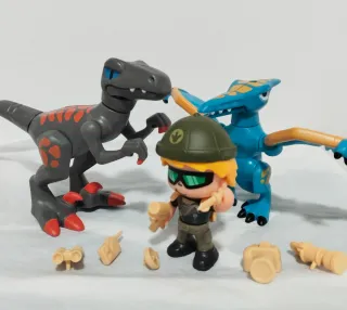 Muñeco Articulado y Dinosaurios