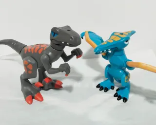 Muñeco Articulado y Dinosaurios