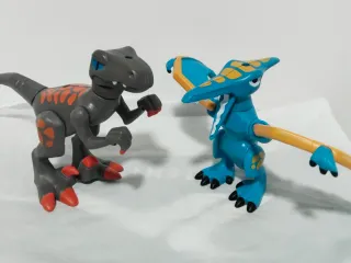 Muñeco Articulado y Dinosaurios