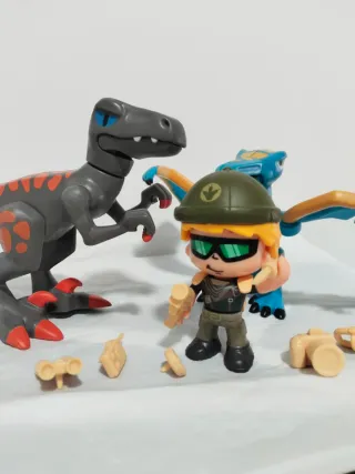 Muñeco Articulado y Dinosaurios