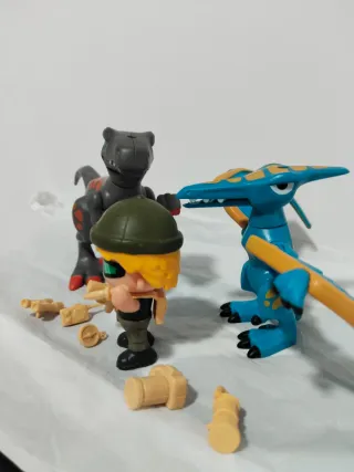 Muñeco Articulado y Dinosaurios