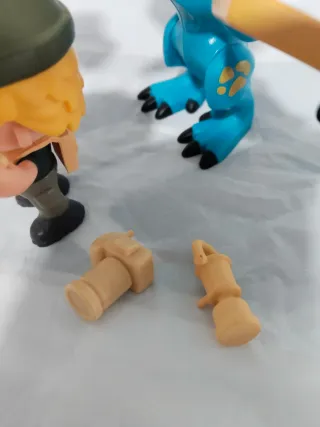 Muñeco Articulado y Dinosaurios