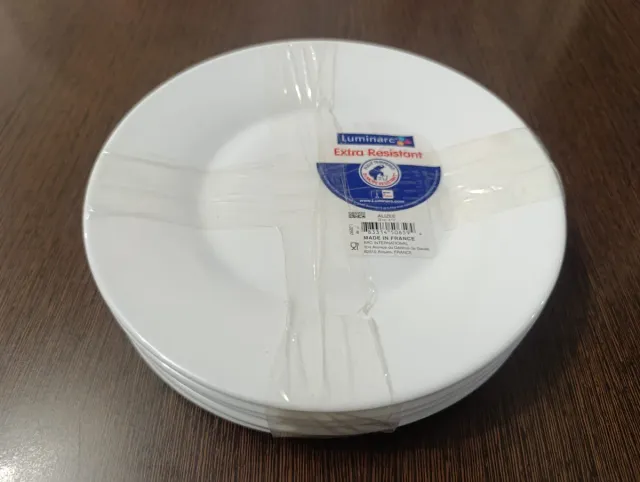 Juego de 9 Platos de Porcelana Blanca