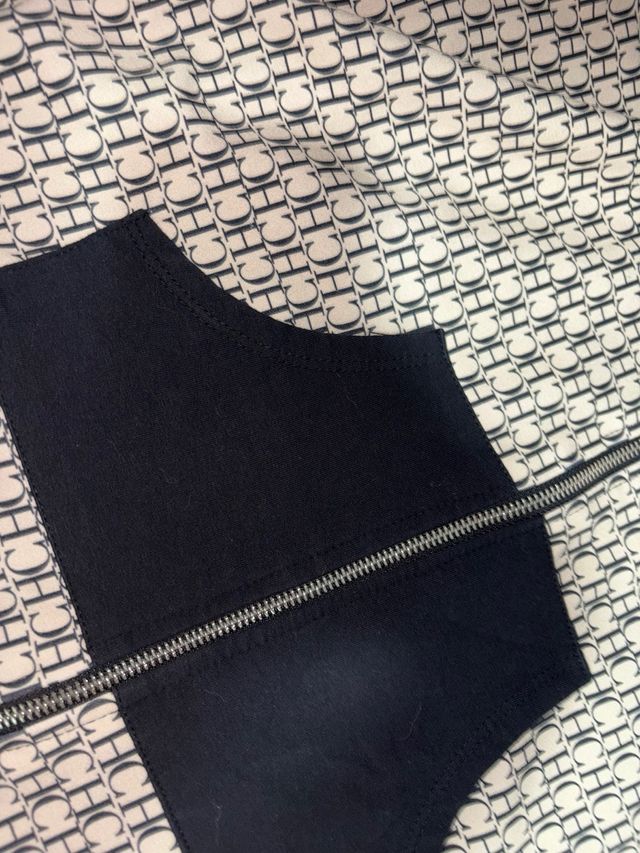 Sudadera con capucha y estampado CH