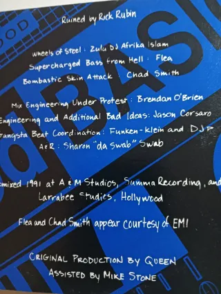 Queen - We Will Rock You / We Are The Champions