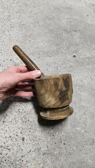 Mortaio e pestello in legno antico (rotto)