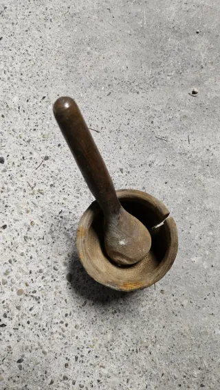 Mortaio e pestello in legno antico (rotto)