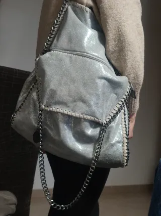 Bolso plateado con cadena
