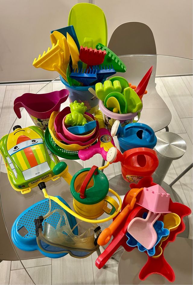 Juego de playa: palas, cubos, pistola agua y gafas