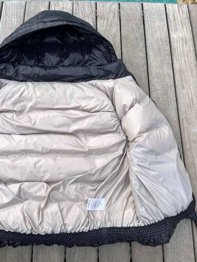 Chaleco Plumas Calvin Klein Performance (Talla L)