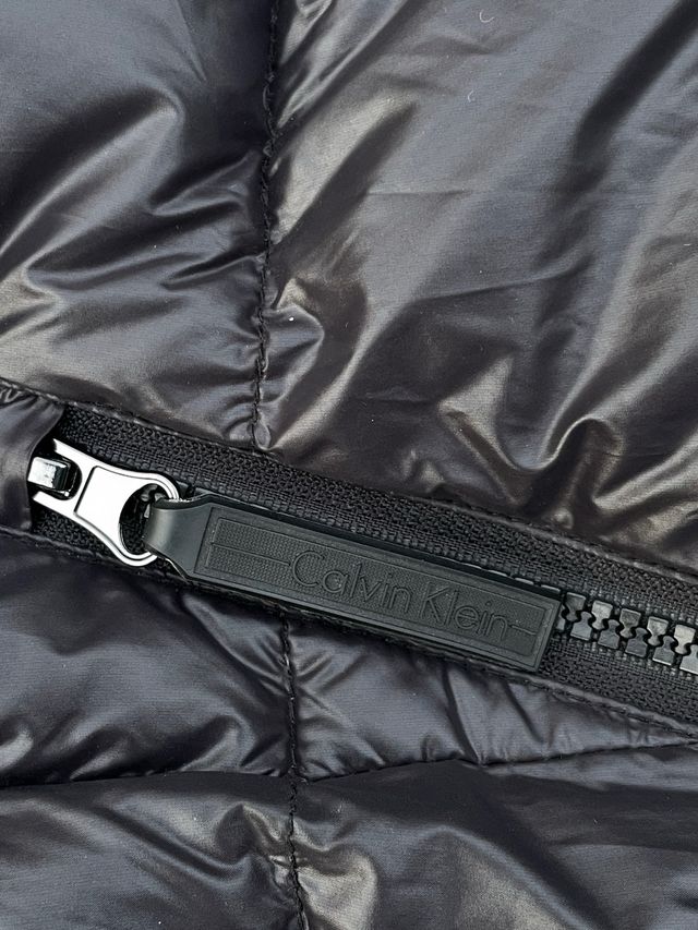 Chaleco Plumas Calvin Klein Performance (Talla L)