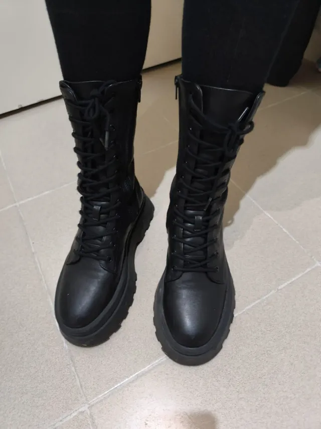Stivali militari neri con lacci
