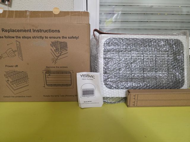 Lámpara Antimosquitos YISSVIC Negra y Blanca