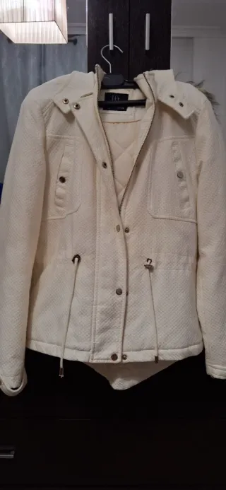 Chaqueta blanca con capucha
