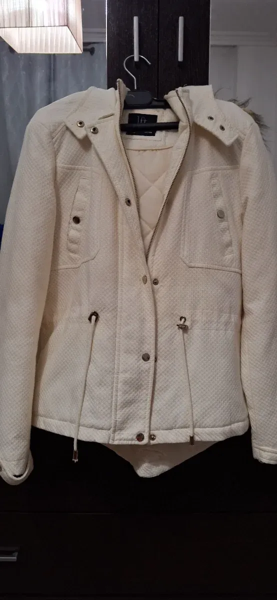 Chaqueta blanca con capucha