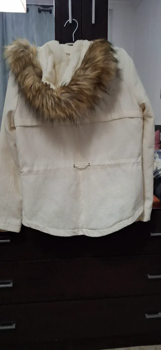 Chaqueta blanca con capucha