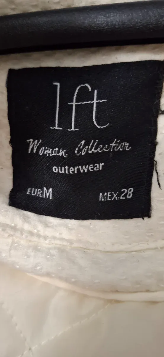 Chaqueta blanca con capucha