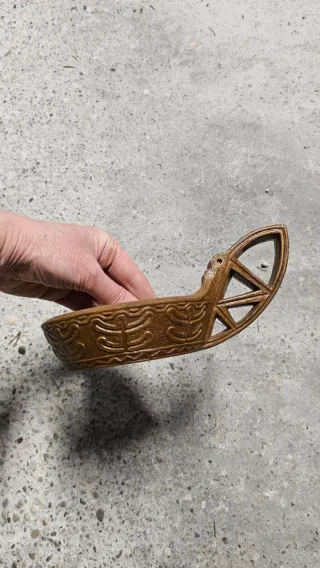 Ciotola antica in legno decorata