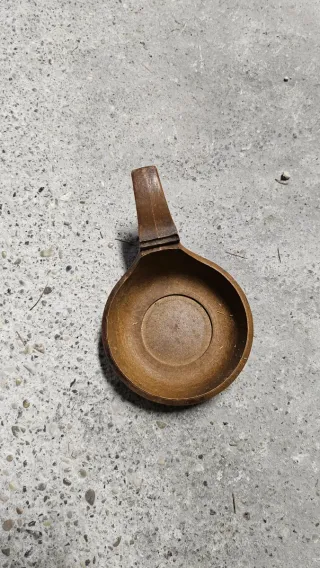 Ciotola antica in legno decorata