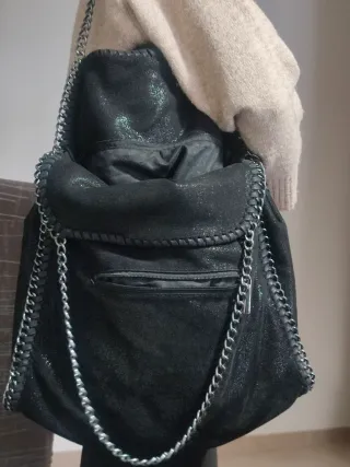 Bolso negro con cadenas