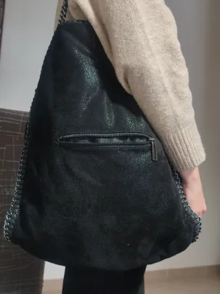 Bolso negro con cadenas